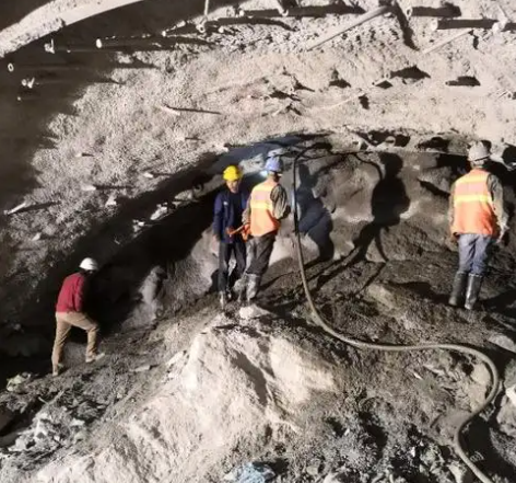 广丰拱顶带模注浆料的施工流程及注意事项